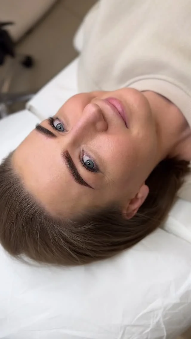 Piękne spojrzenie podkreślone pięknymi brwiami w metodzie Ombre Brows - kolor BIOTEK Mojito po wygojeniu delikatnie się ochłodzi a intensywność zaniknie o 20%. 

Dziękuję Madziu za zaufanie i wybór mojej osoby matowej brwi permanentne 🤍

BIOTEK • Majerski Academy • Ombre Brows • Kraków