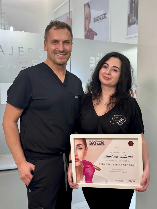 Marleno, wielkie gratulacje! 🤍
Odwaga, pasja i decyzja o rozwoju i właśnie tak zaczyna się nowa historia w makijażu permanentnym.

Dziękuję, że wybrałaś moją Akademię, by postawić pierwszy (i bardzo ważny) krok w tej drodze. Cieszę się, że mogłem towarzyszyć Ci na starcie i przekazać wiedzę, która będzie solidnym fundamentem Twojej przyszłej pracy.

Niech każdy zabieg przynosi Ci satysfakcję, a klientki wychodzą z uśmiechem i zachwytem ✨

#nowadroga #PMUeducation #makijażpermanentny szkoleniePMU