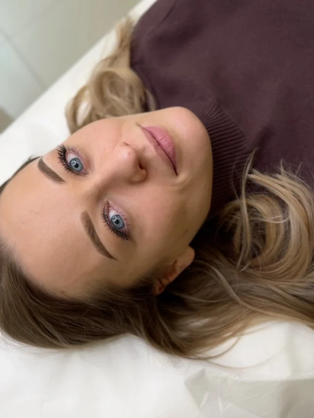 To spojrzenie wymagało pięknej oprawy jakimi są brwi. Satynowe z delikatnym przejście koloru który będzie współgrał z urodą mojej klientki 🤍 wybrałem kolor BIOTEK Paris który po wygojeniu rozjaśni się o połowę dając bardzo naturalny efekt.

Umów się na makijaż permanentny 509 099 199