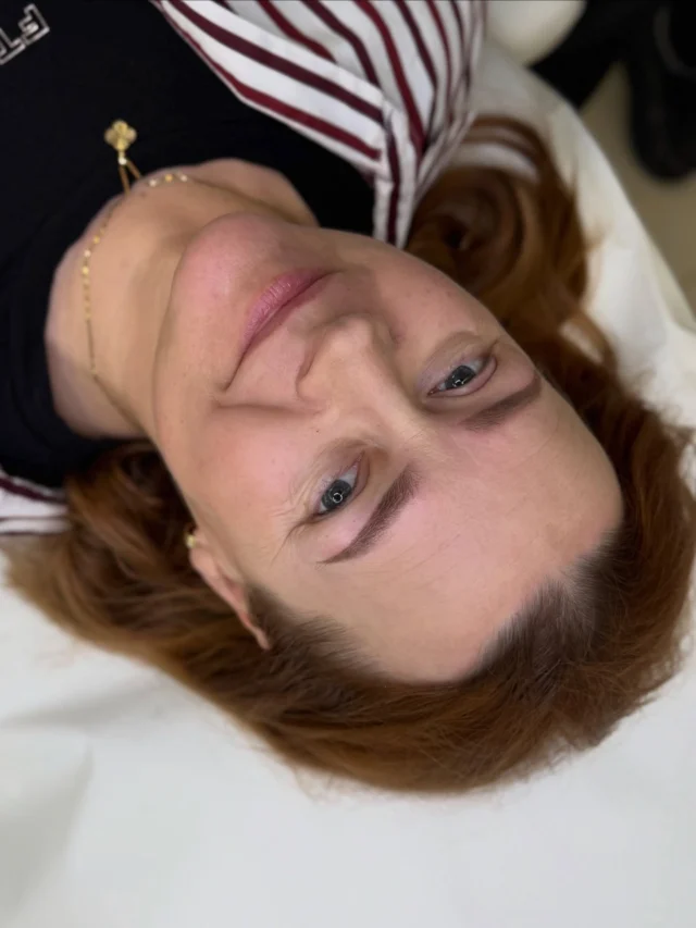 Mojej klientce zależało na bardzo naturalnym efekcie makijażu, bez mocnych, ciemnych kolorów. Takich, które delikatnie współgrają z jej urodą.

Na co dzień nie używa kosmetyków do makijażu, dlatego celem było subtelne podkreślenie kształtu brwi oraz uzupełnienie ubytków w łuku brwiowym, bez efektu „narysowanych” brwi.

Efekt? Naturalnie, lekko i dokładnie tak, jak chciała. 
Kolor BIOTEK Mojito